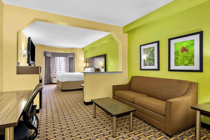 Room 7 of 25